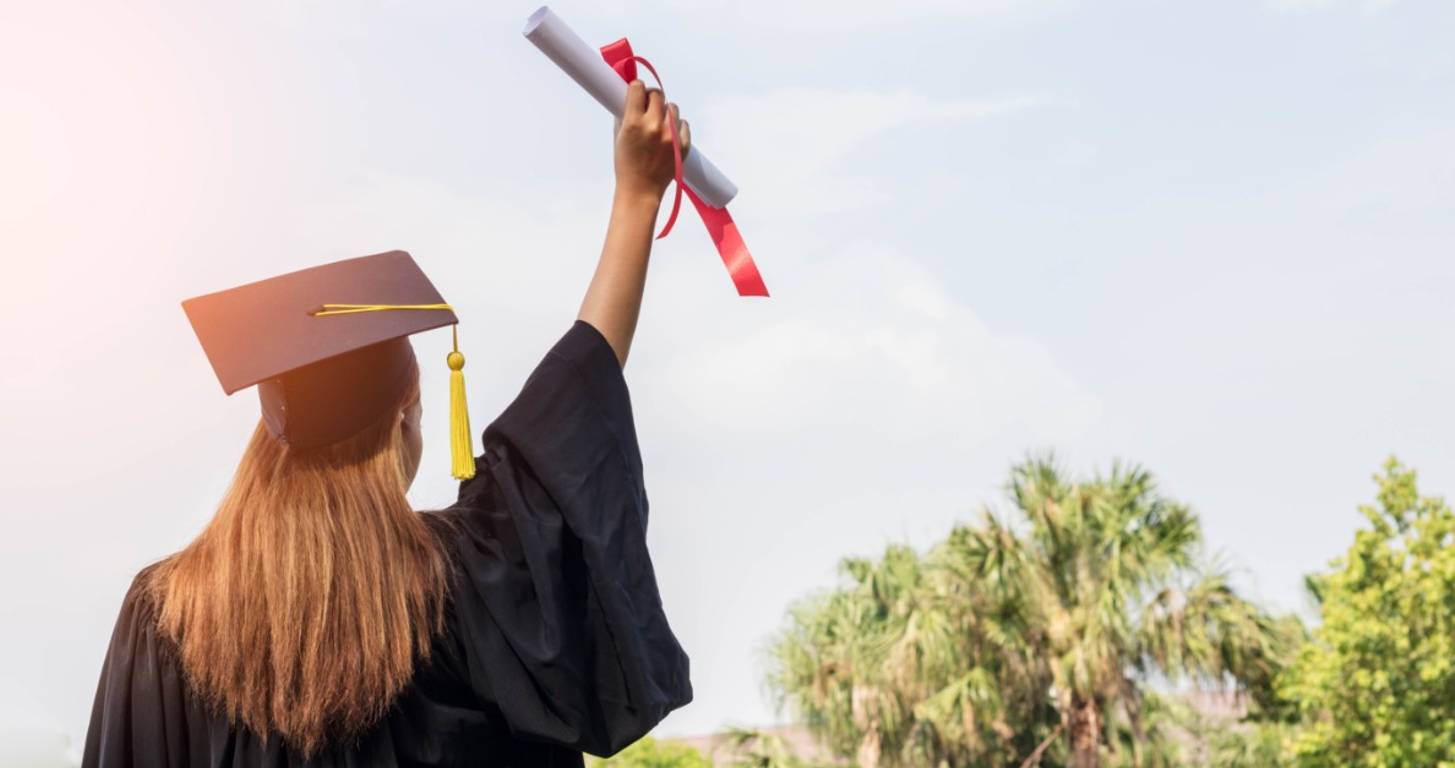 The Best Credit Cards for Recent College Grads Low Fees & Awesome