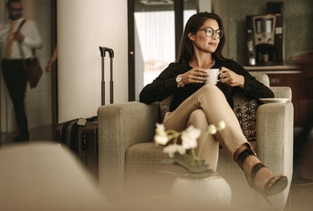 Amex Platinum vs. Chase Sapphire Reserve: Which Offers More Lounge Access?