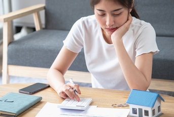 woman sitting and calculating expenses