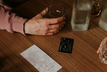 friends splitting bill on restaurent table