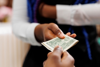 waitress receiving tip