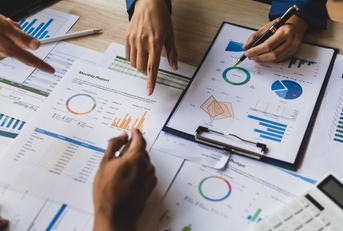 Financial consultants discuss investment