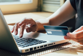 girl makes a purchase online