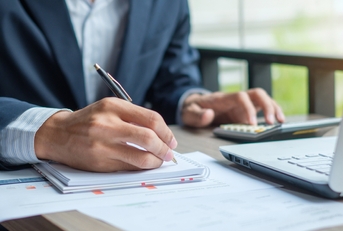 accountant calculate financial report