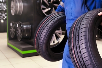 tire fitter master carries the wheels