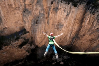 bungee jumping in the mountain