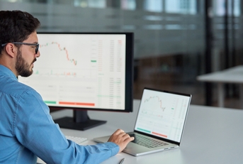 broker analyst investor using computer analyzing stock trade