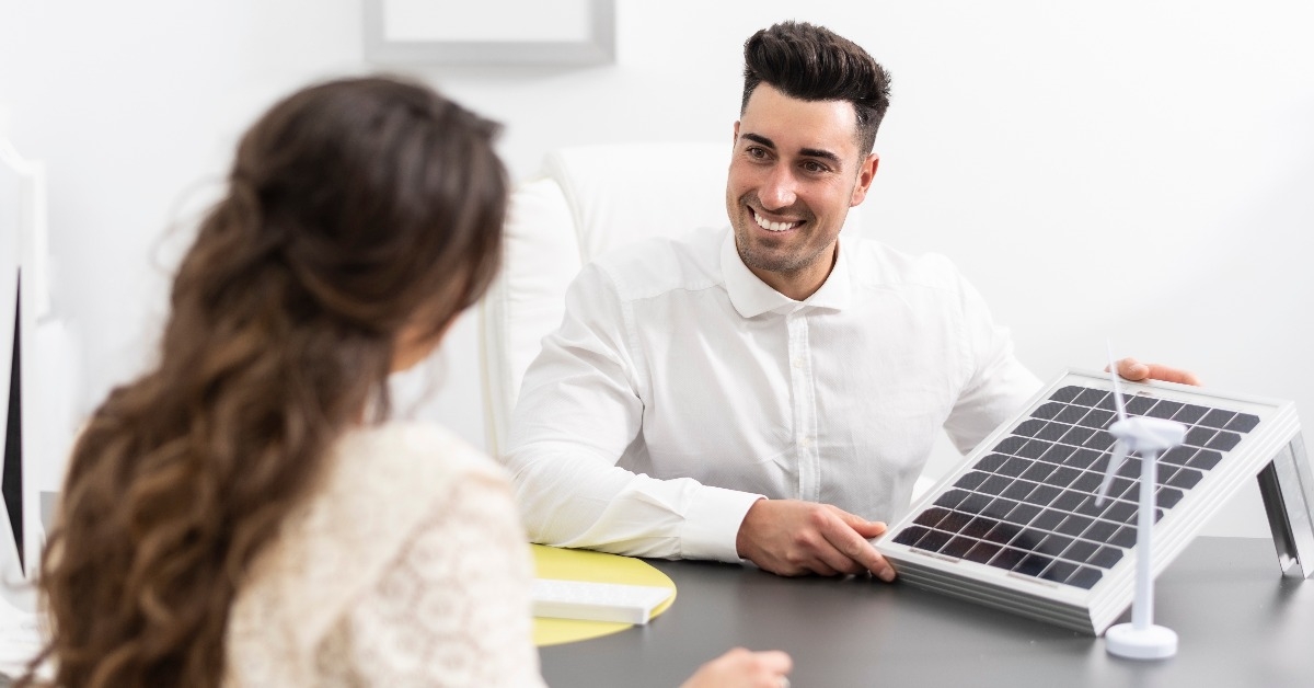 man explains to woman the advantages of hiring solar energy