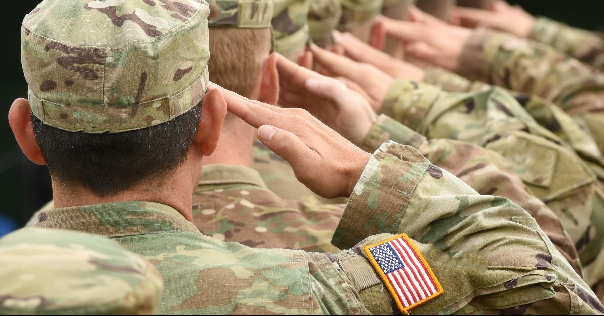 US soldiers giving salute