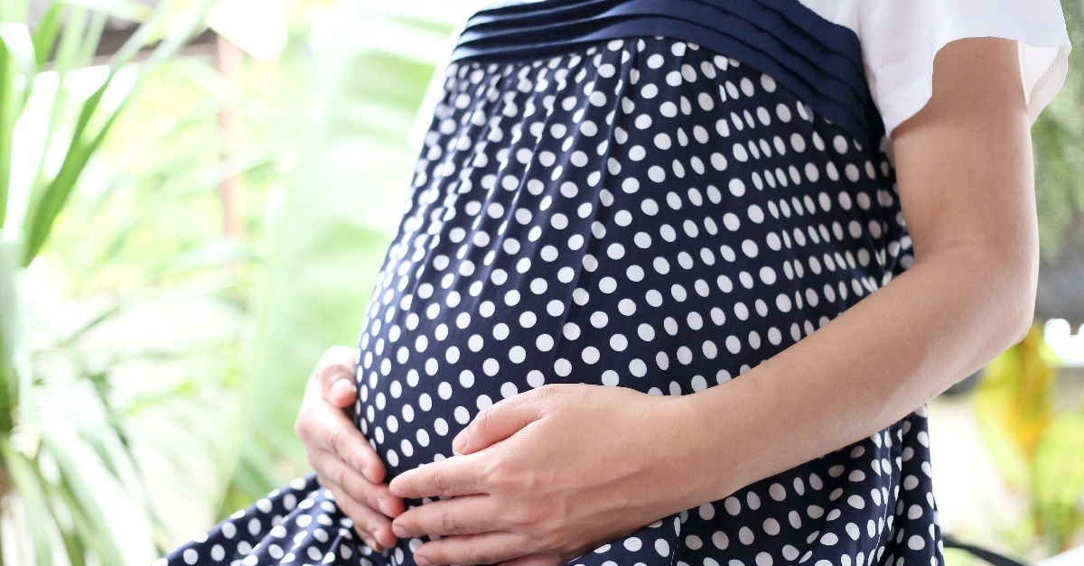 pregnant women wear navy blue maternity clothes