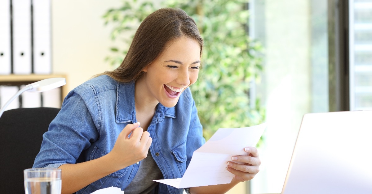 entrepreneur girl reading a letter