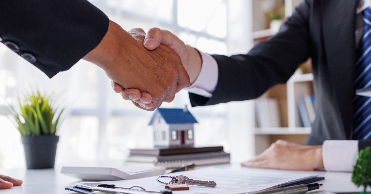 handshake between a client and real estate agent 