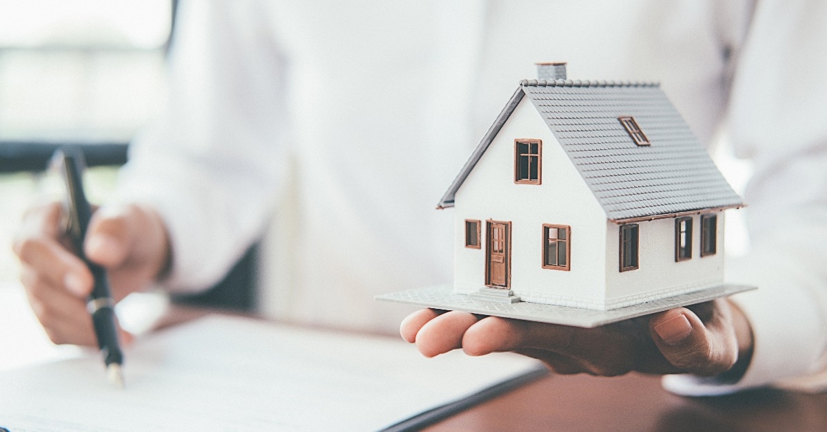 house model with real estate agent 