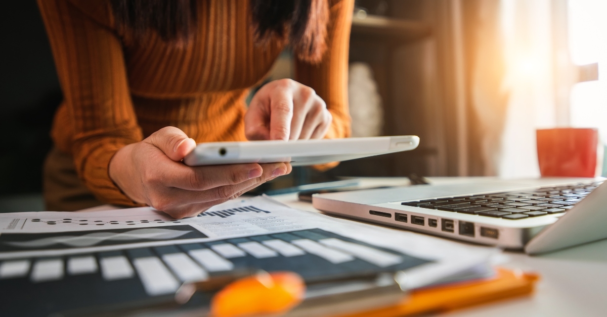 businesswoman's hand working digital marketing media