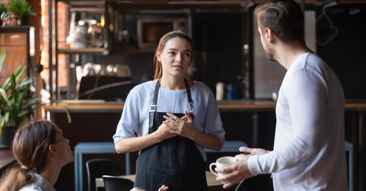dissatisfied restaurant client complaining about bad service
