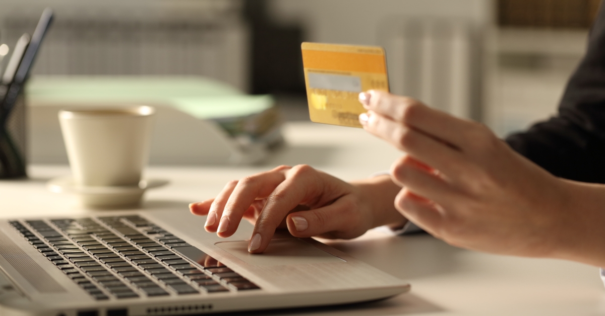 hands with credit card and laptop paying