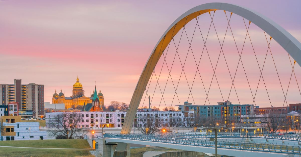 des moines skyline in iowa 
