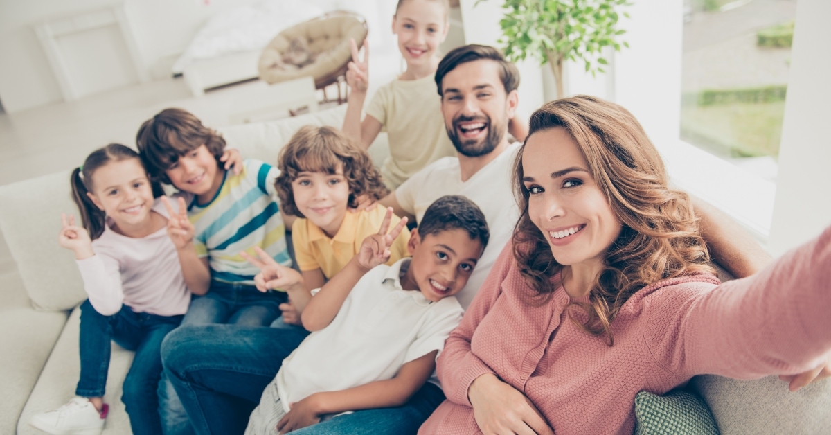 mom makes selfie picture photo with big family for her vlog
