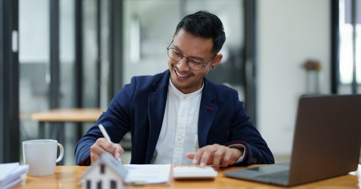 customer is signing the contract document