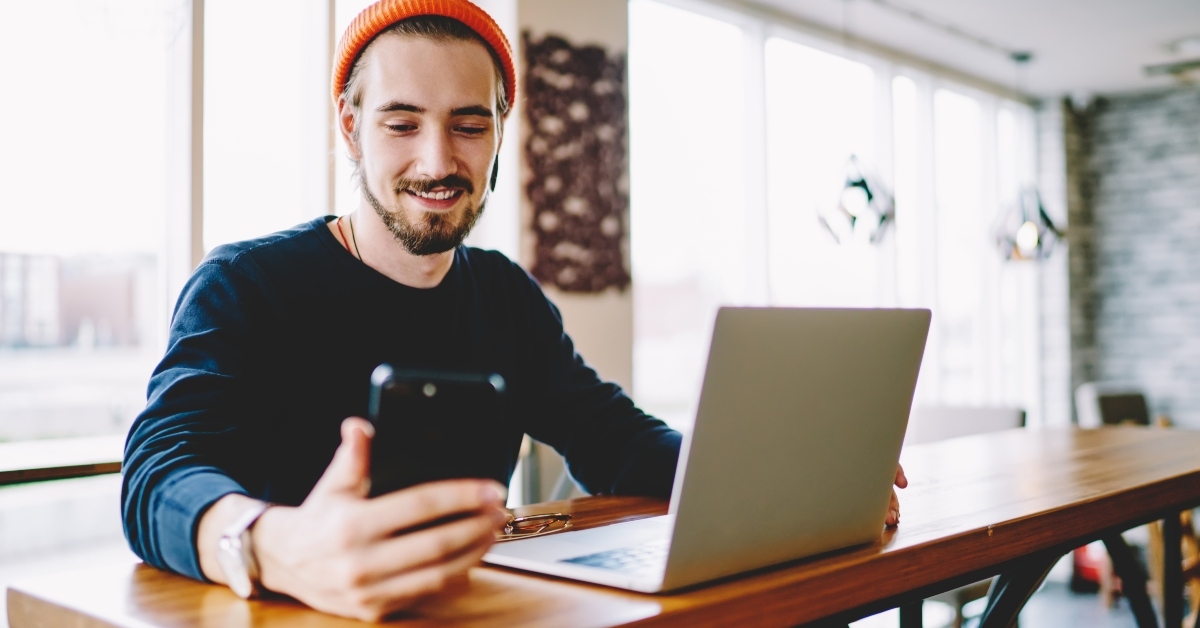 blogger reading received message during social chatting