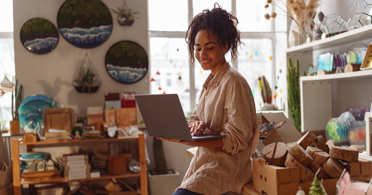 decorator working online from own art studio