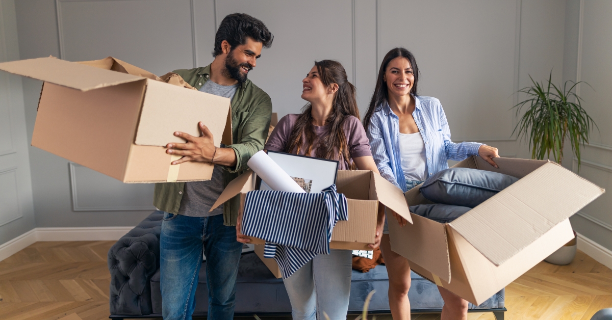 friends moving in in their new apartment