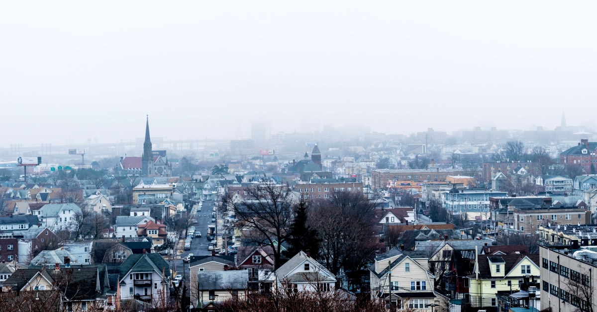 houses in connecticut on a foggy day