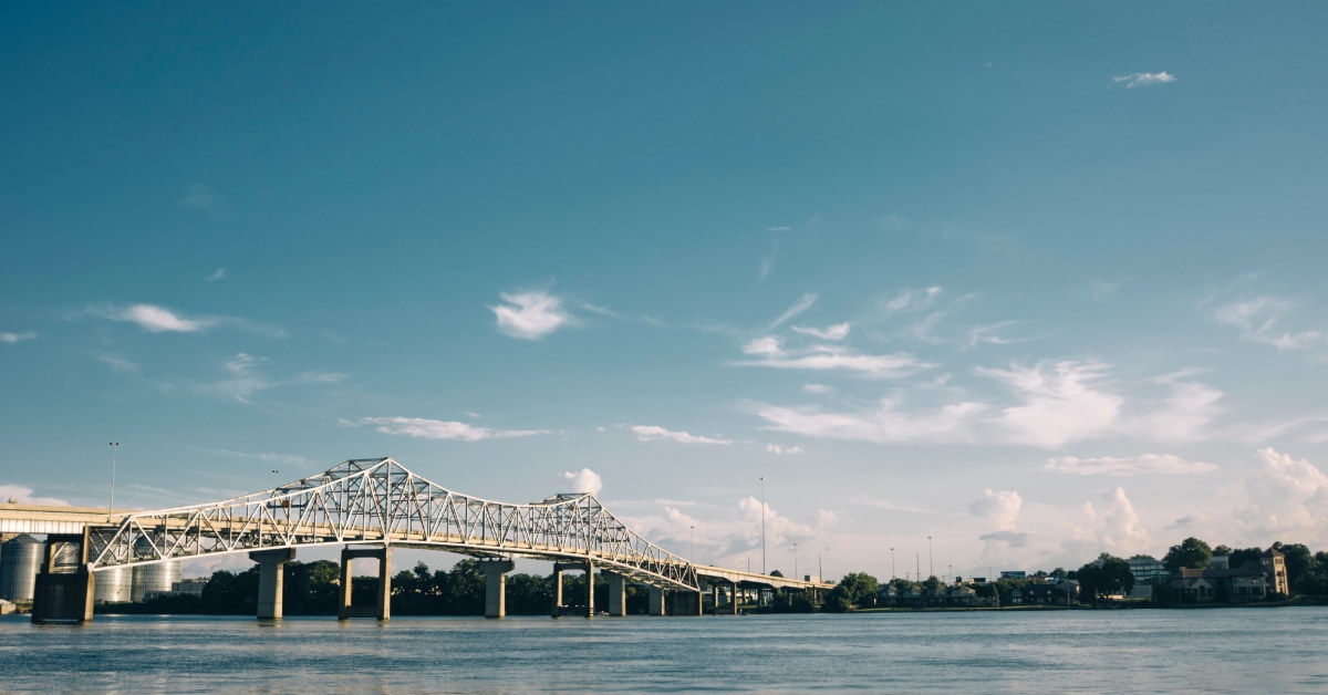 steamboat bill bridge over tennessee river on sunny day