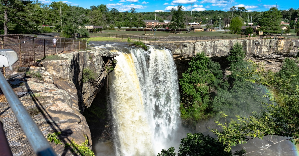 water flowing from noccalula falls 