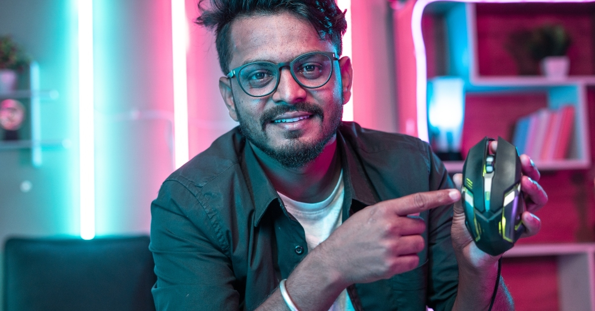 gamer reviewing new gaming mouse