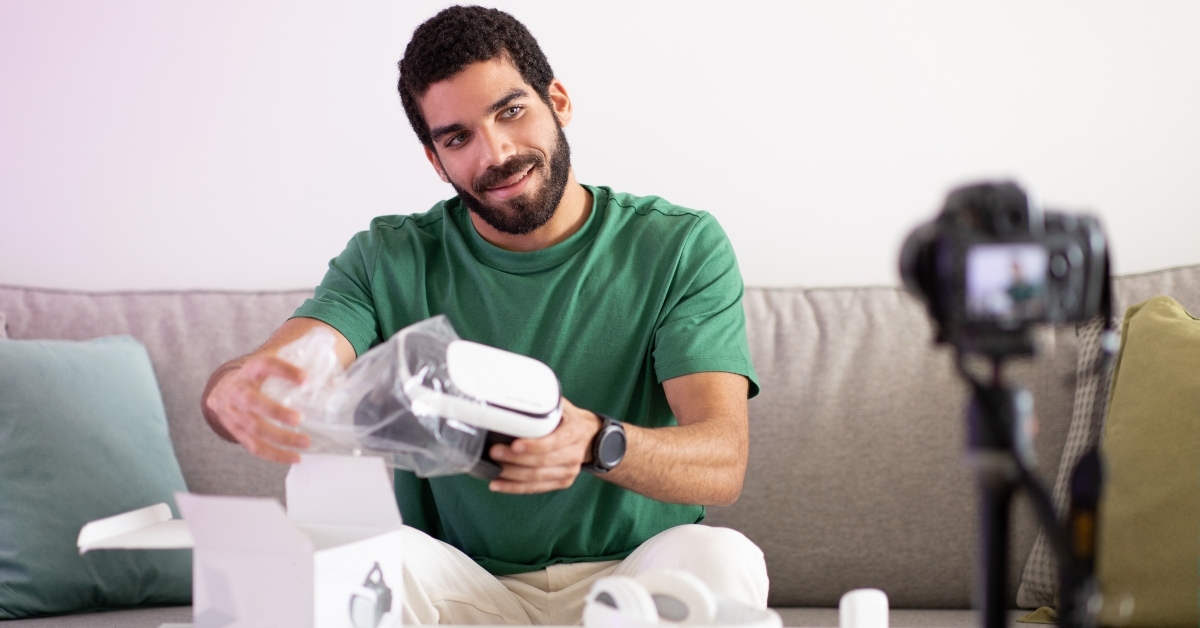 male blogger shows vr glasses