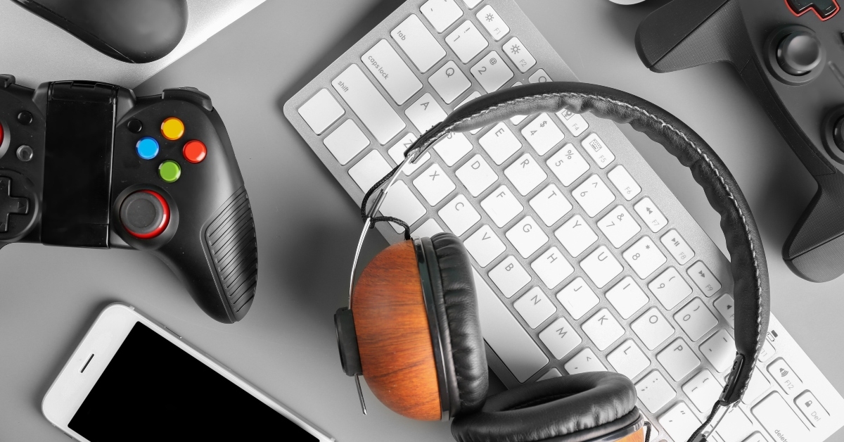 gamepads mice headphones and keyboard on table