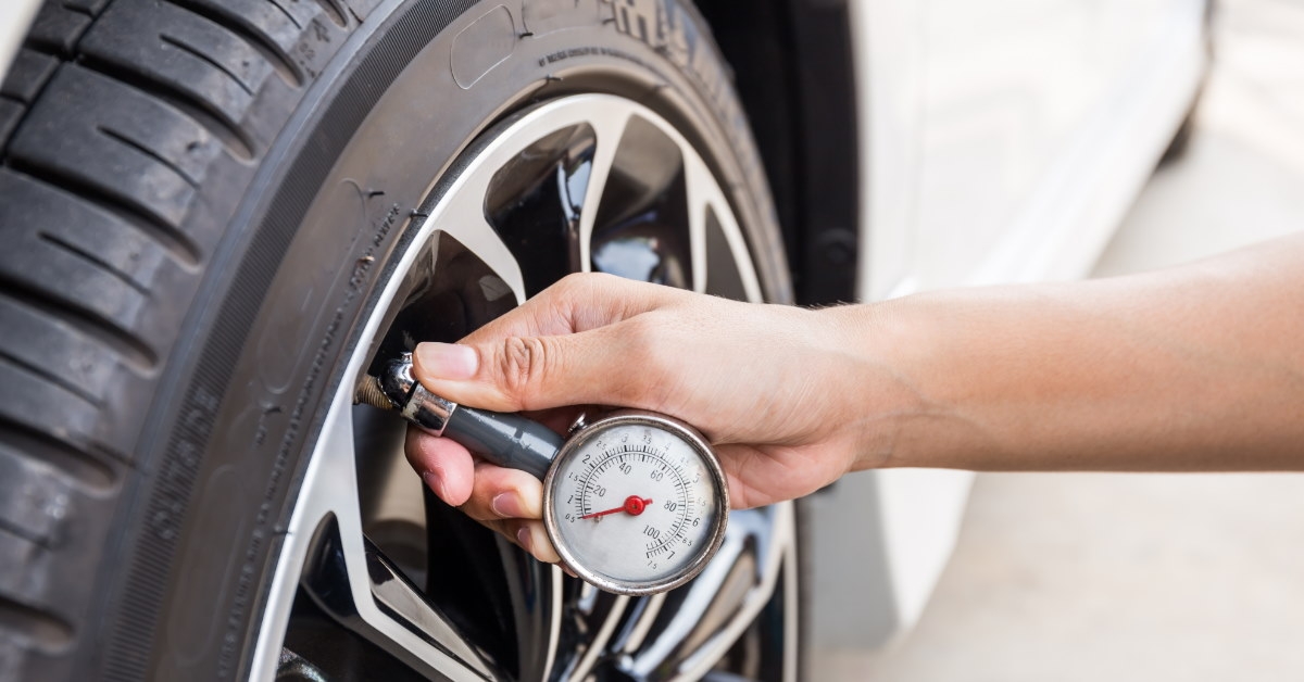 using pressure gauge tool to check air pressure in tyre 