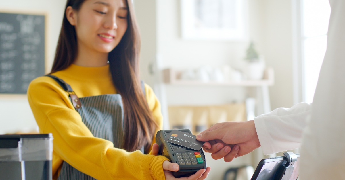 customer using credit card for payment to owner