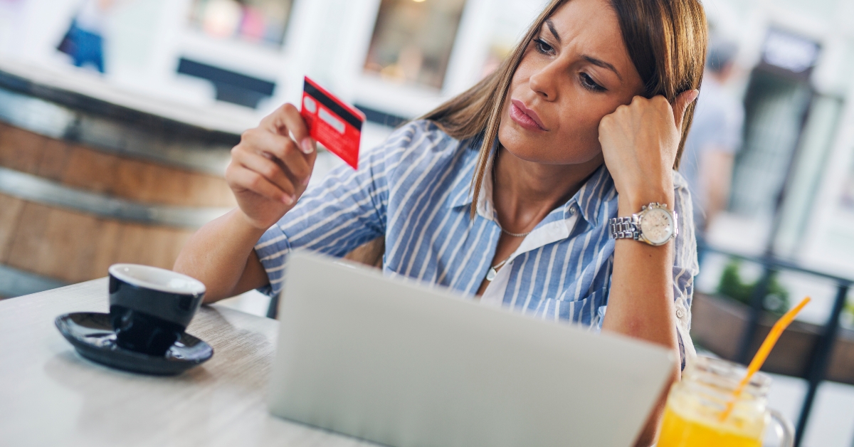 woman using credit card 