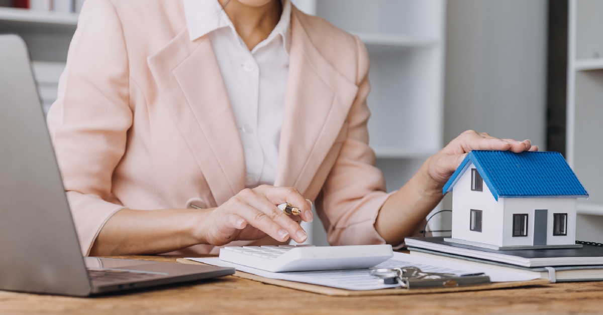 real estate broker agent presenting and consult to customer 