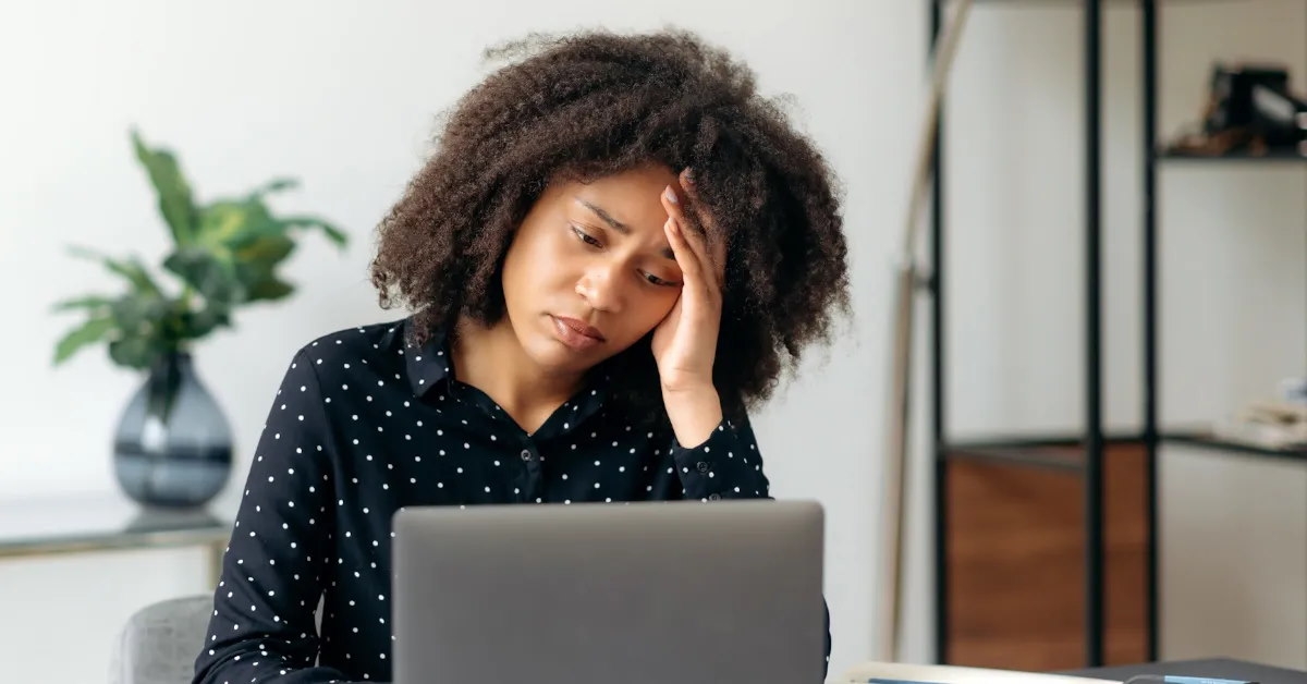 woman looking laptop screen with disappointment.