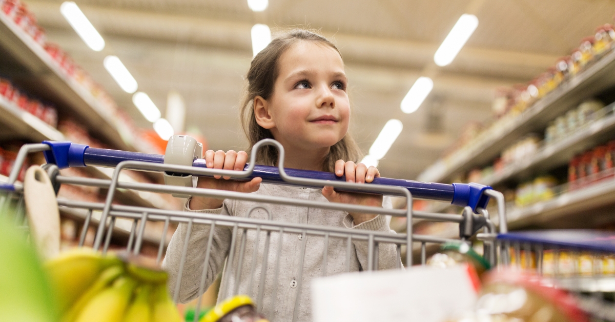 girl with food in cart