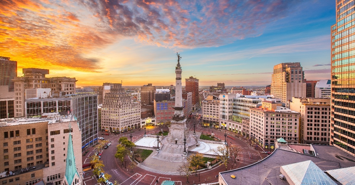 iconic indianapolis roundabout with skyline