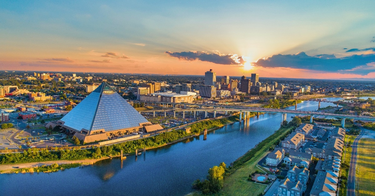 memphis tennessee skyline at sunrise