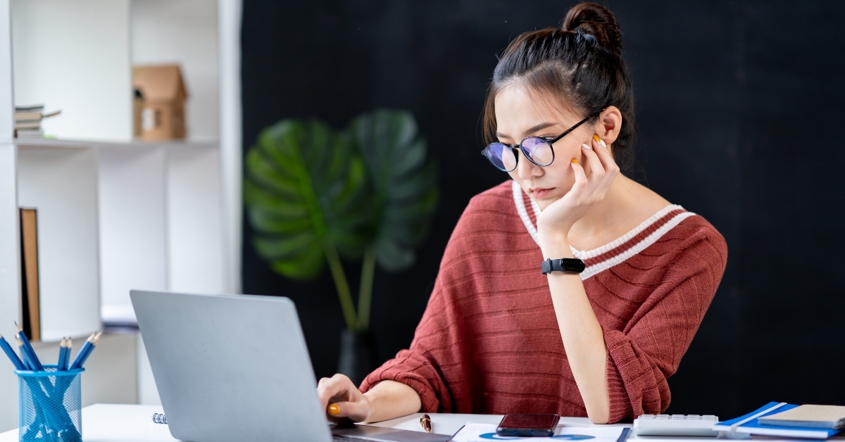 asian businesswoman pressing a calculator