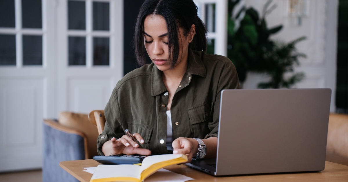 student girl sitting at desk with laptop