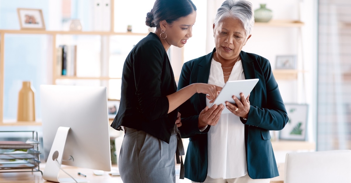 female analyst giving advice to employee