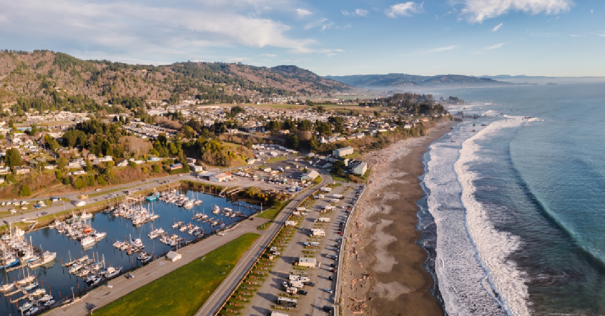 beach scene in brookings oregon