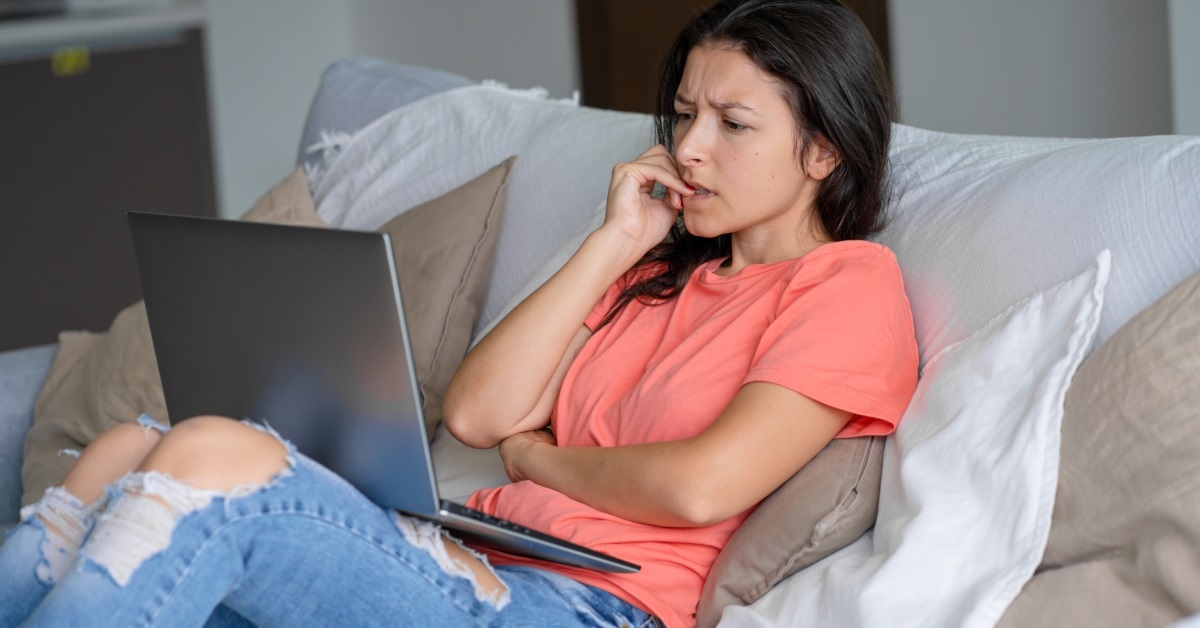 confused woman using laptop