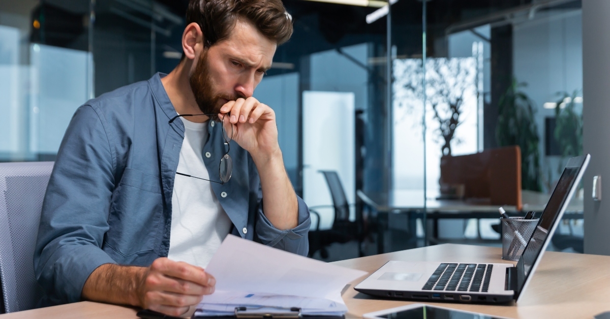 auditor analyzes documents
