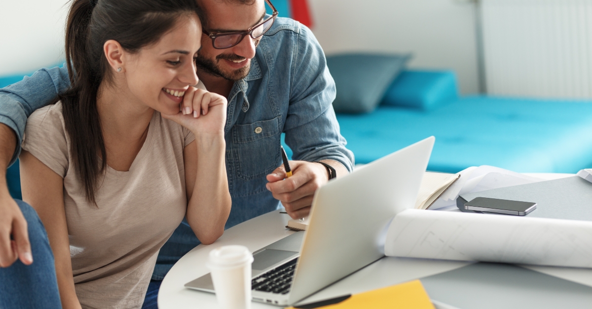 husband and wife buying online