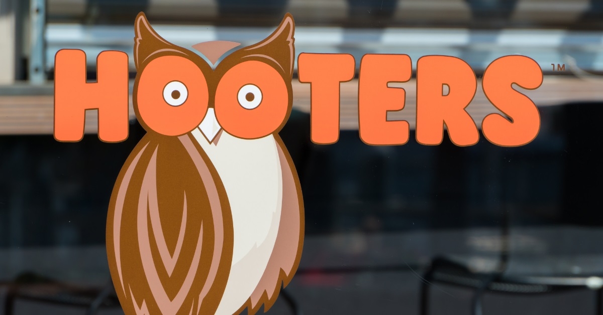 hooters logo outside restaurant