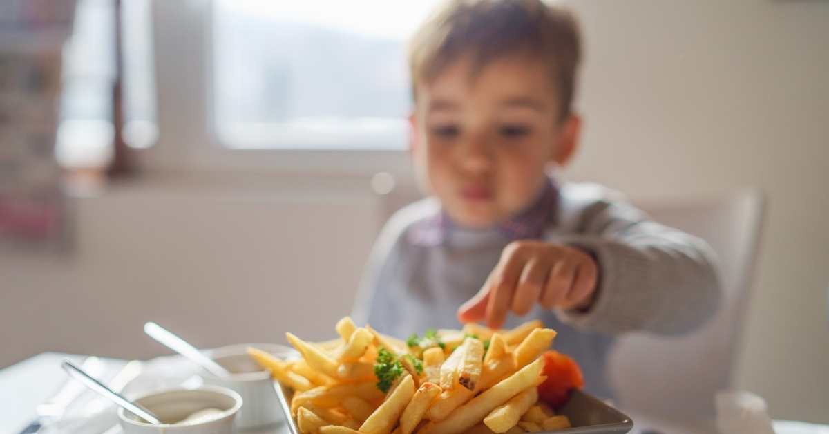 kid eating french fries 