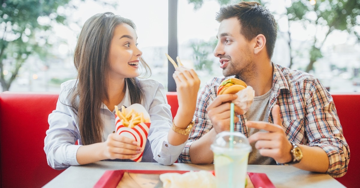 couple eating fast food at restaurant